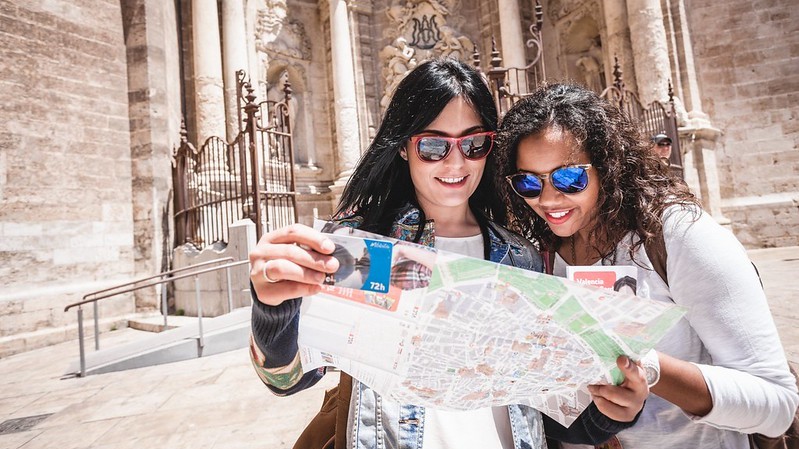 Dos mujeres revisando un mapa turístico en Valencia