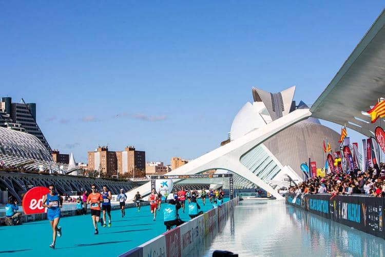 Atletas corriendo en el triatlón Ironman en Valencia
