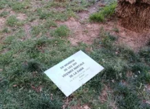Placa conmemorativa en el parque de Albal, vandalizada y en el suelo.
