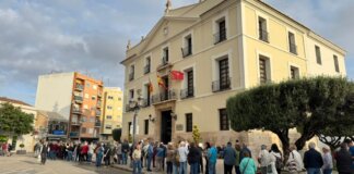 Personas mayores de Paterna hacen cola para inscribirse en un viaje a Cartagena.