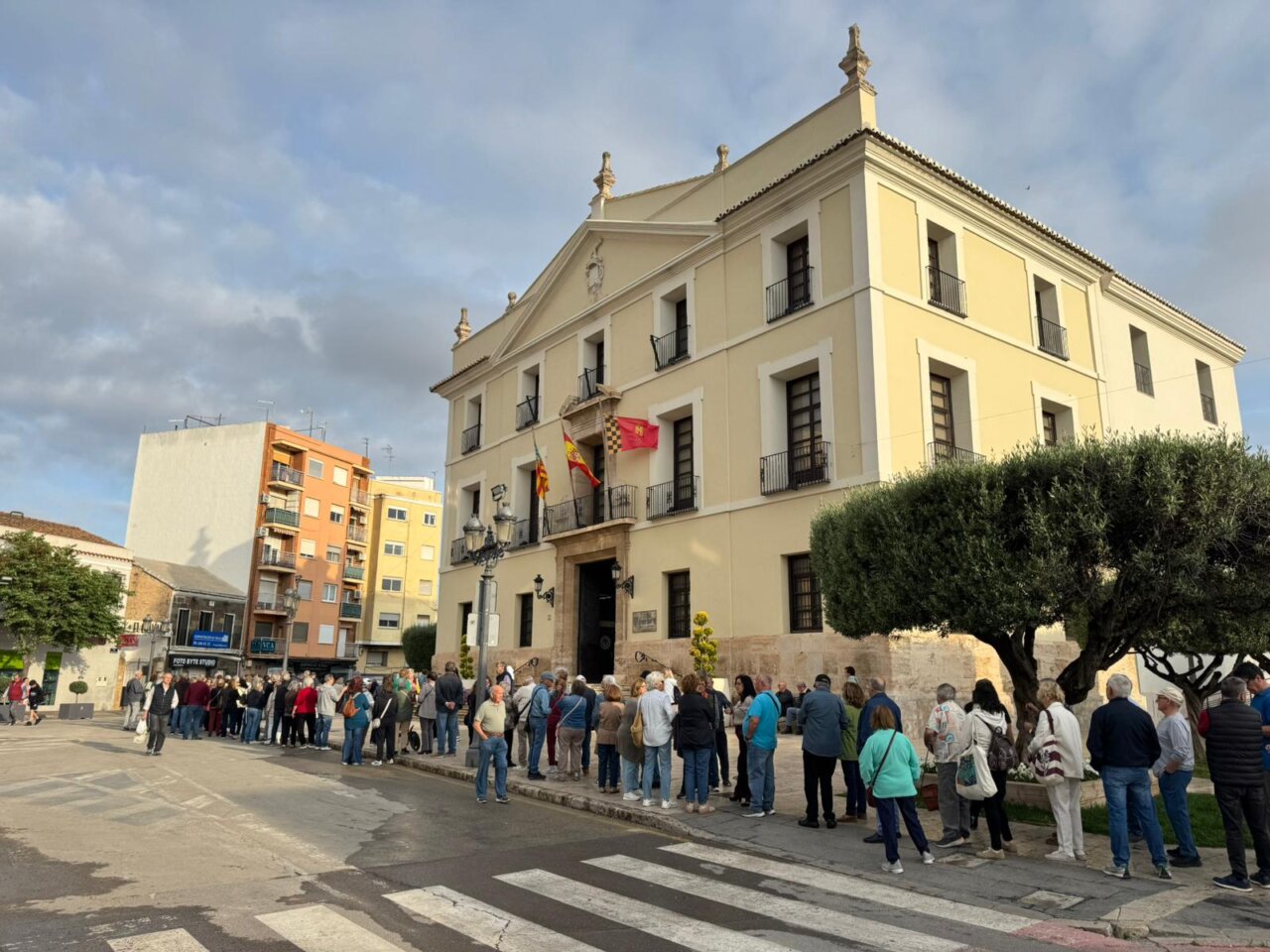 Personas mayores de Paterna hacen cola para inscribirse en un viaje a Cartagena.