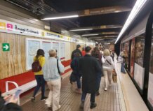 Pasajeros en la estación de metro Ángel Guimerà en Valencia