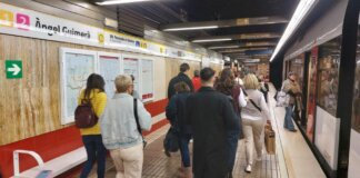 Pasajeros en la estación de metro Ángel Guimerà en Valencia
