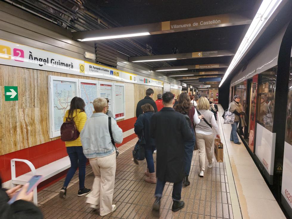 Pasajeros en la estación de metro Ángel Guimerà en Valencia