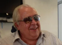 Vicent Martínez Marco, figura histórica del valencianismo político, sonriente con gafas de sol.