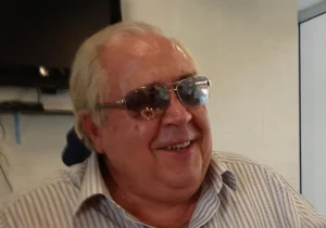 Vicent Martínez Marco, figura histórica del valencianismo político, sonriente con gafas de sol.