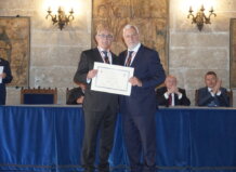 Vicent Masó recibiendo un certificado en la ceremonia de investidura