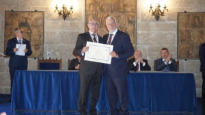 Vicent Masó recibiendo un certificado en la ceremonia de investidura