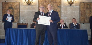 Vicent Masó recibiendo un certificado en la ceremonia de investidura