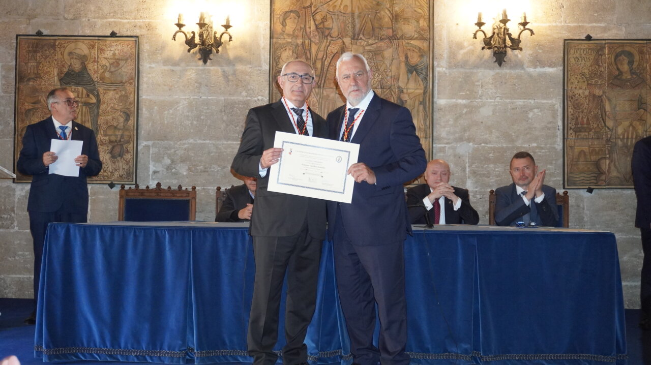Vicent Masó recibiendo un certificado en la ceremonia de investidura
