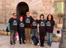 Grupo de personas con camisetas en protesta contra el aforamiento de Mazón