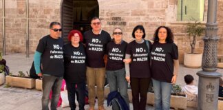 Grupo de personas con camisetas en protesta contra el aforamiento de Mazón