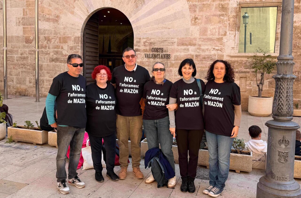 Las asociaciones de víctimas de la DANA se manifiestan en contra del aforamiento de Carlos Mazón.