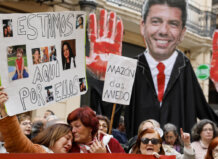 Manifestantes sosteniendo carteles en protesta por la DANA