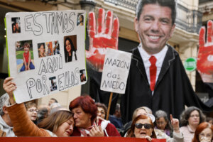 Manifestantes sosteniendo carteles en protesta por la DANA
