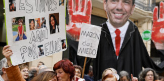 Manifestantes sosteniendo carteles en protesta por la DANA