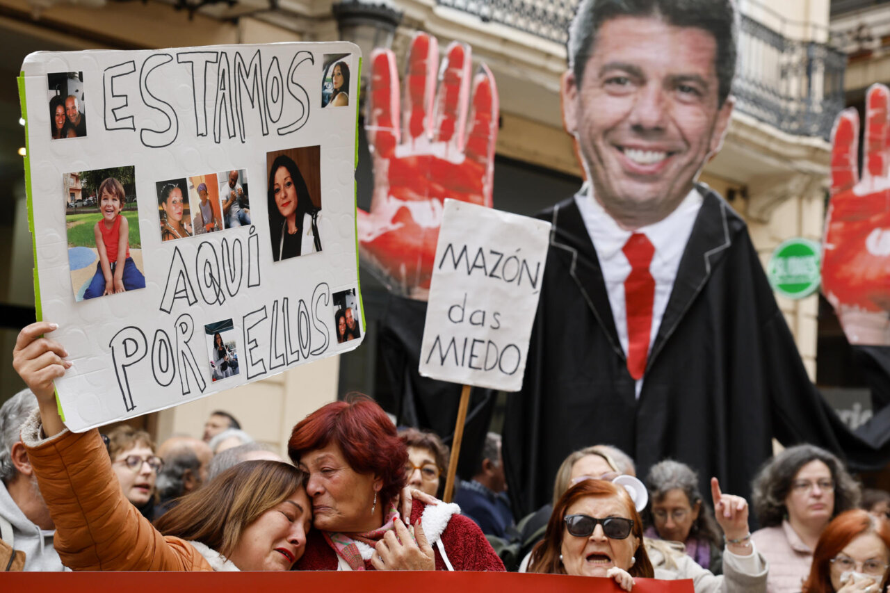 Manifestantes sosteniendo carteles en protesta por la DANA