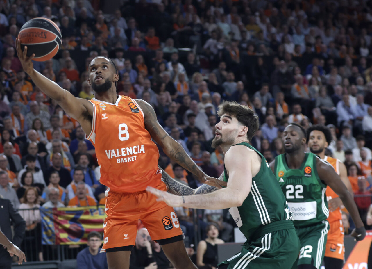 Jugador de Valencia Basket lanzando a canasta durante un partido