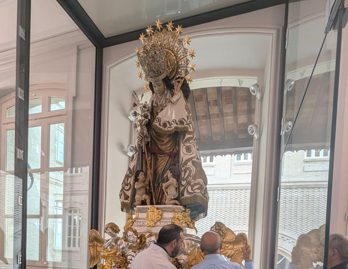 Imagen de la Virgen de Tabacalera en su vitrina durante la misa