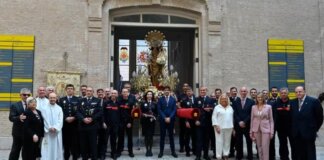 Grupo de personas junto a la Virgen de Tabacaleros en Valencia