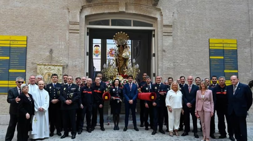 Grupo de personas junto a la Virgen de Tabacaleros en Valencia