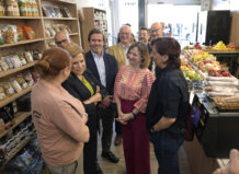 La secretaria de Estado de Comercio visita un comercio afectado en Paiporta.