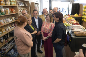 La secretaria de Estado de Comercio visita un comercio afectado en Paiporta.