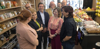 La secretaria de Estado de Comercio visita un comercio afectado en Paiporta.