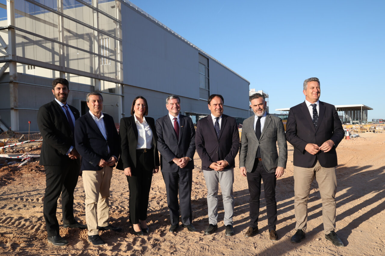 Visita del presidente de la Generalitat a la futura fábrica de válvulas cardíacas en Moncada
