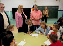 La vicepresidenta Susana Camarero se interesa por el proyecto de conciliación de la Escuela de Pascua de Puçol La vicepresidenta Susana Camarero visita la Escuela de Pascua en Puçol.