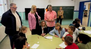 La vicepresidenta Susana Camarero visita la Escuela de Pascua en Puçol.