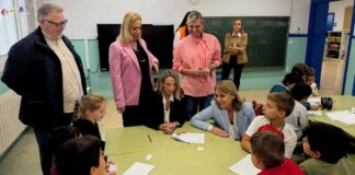 La vicepresidenta Susana Camarero visita la Escuela de Pascua en Puçol.