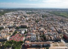 Vista aérea de la ciudad de Rafelbunyol con edificios y campos