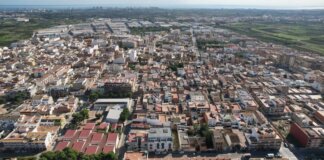 Vista aérea de la ciudad de Rafelbunyol con edificios y campos
