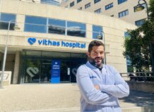 La intervención precoz aumenta las posibilidades de éxito en los tratamientos de salud mental Médico frente al hospital Vithas en Valencia con brazos cruzados