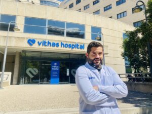 Médico frente al hospital Vithas en Valencia con brazos cruzados