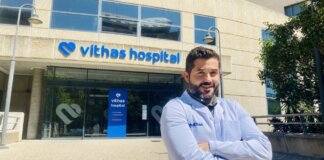 Médico frente al hospital Vithas en Valencia con brazos cruzados
