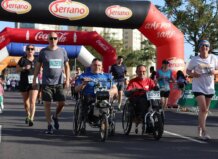 Participantes en la carrera Volta a Peu por la Discapacidad en Valencia