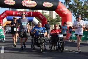 Participantes en la carrera Volta a Peu por la Discapacidad en Valencia