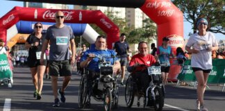 Participantes en la carrera Volta a Peu por la Discapacidad en Valencia