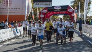 Corredores participando en la VII Volta a Peu per la Discapacitat en Valencia