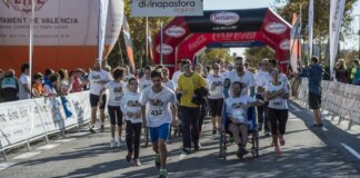 Corredores participando en la VII Volta a Peu per la Discapacitat en Valencia