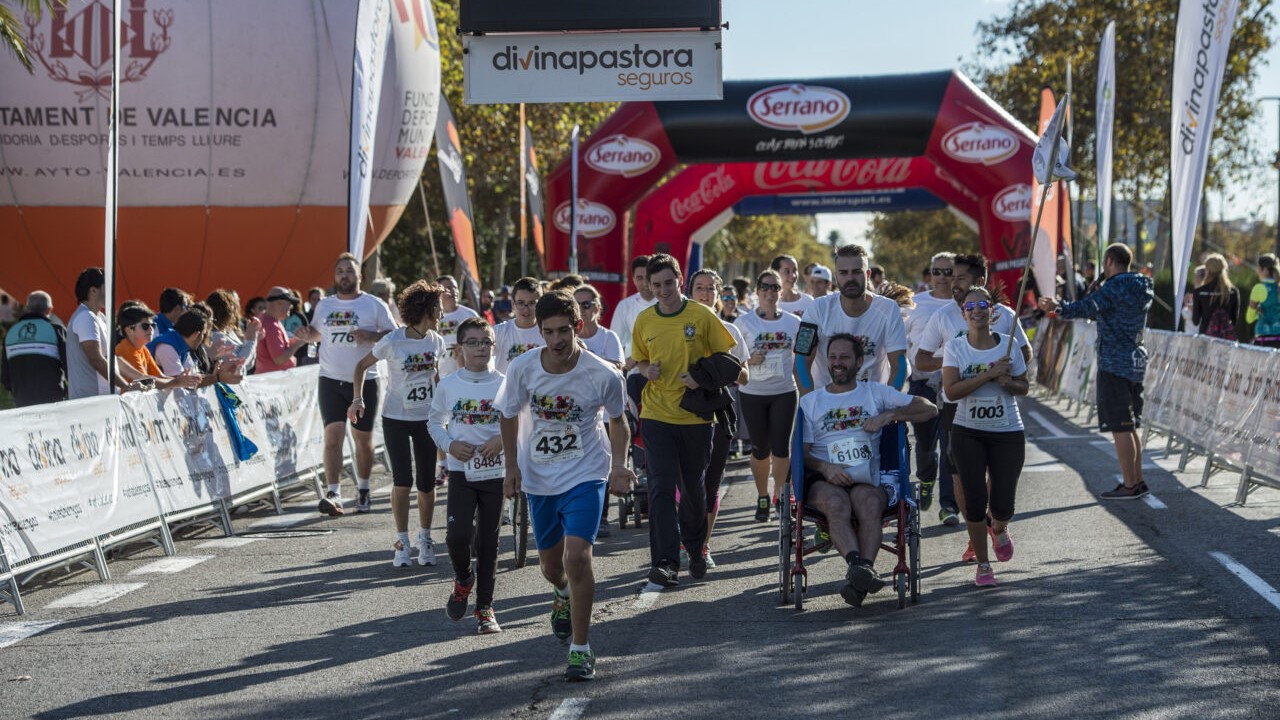 Corredores participando en la VII Volta a Peu per la Discapacitat en Valencia
