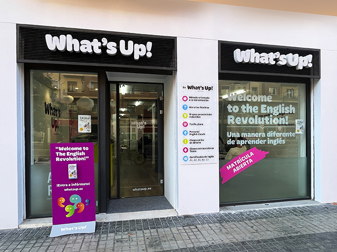 Fachada de la academia What's Up! en Valencia, enfocada en la enseñanza del inglés.