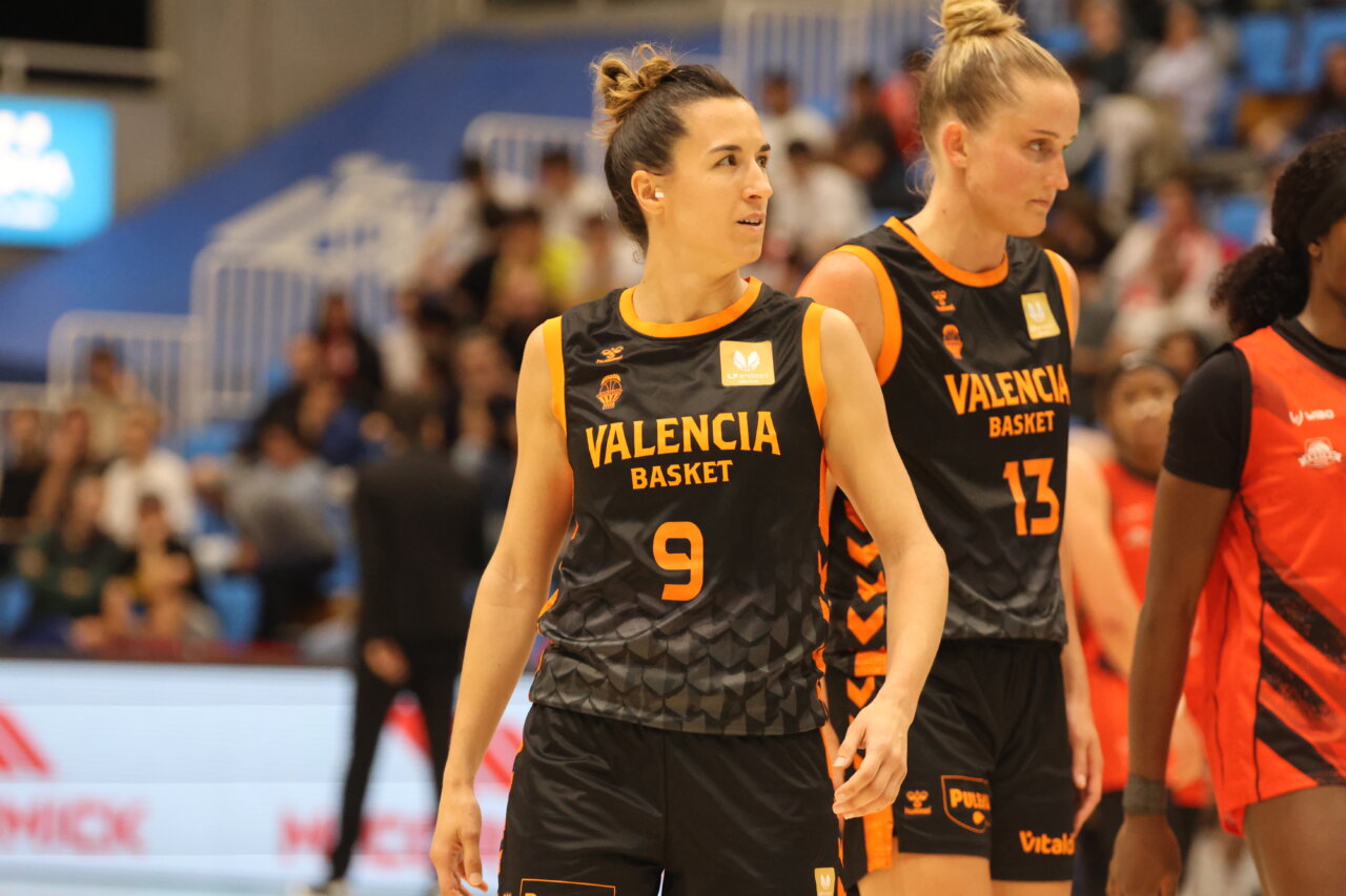 Jugadoras de Valencia Basket en partido contra Durán Maquinaria Ensino