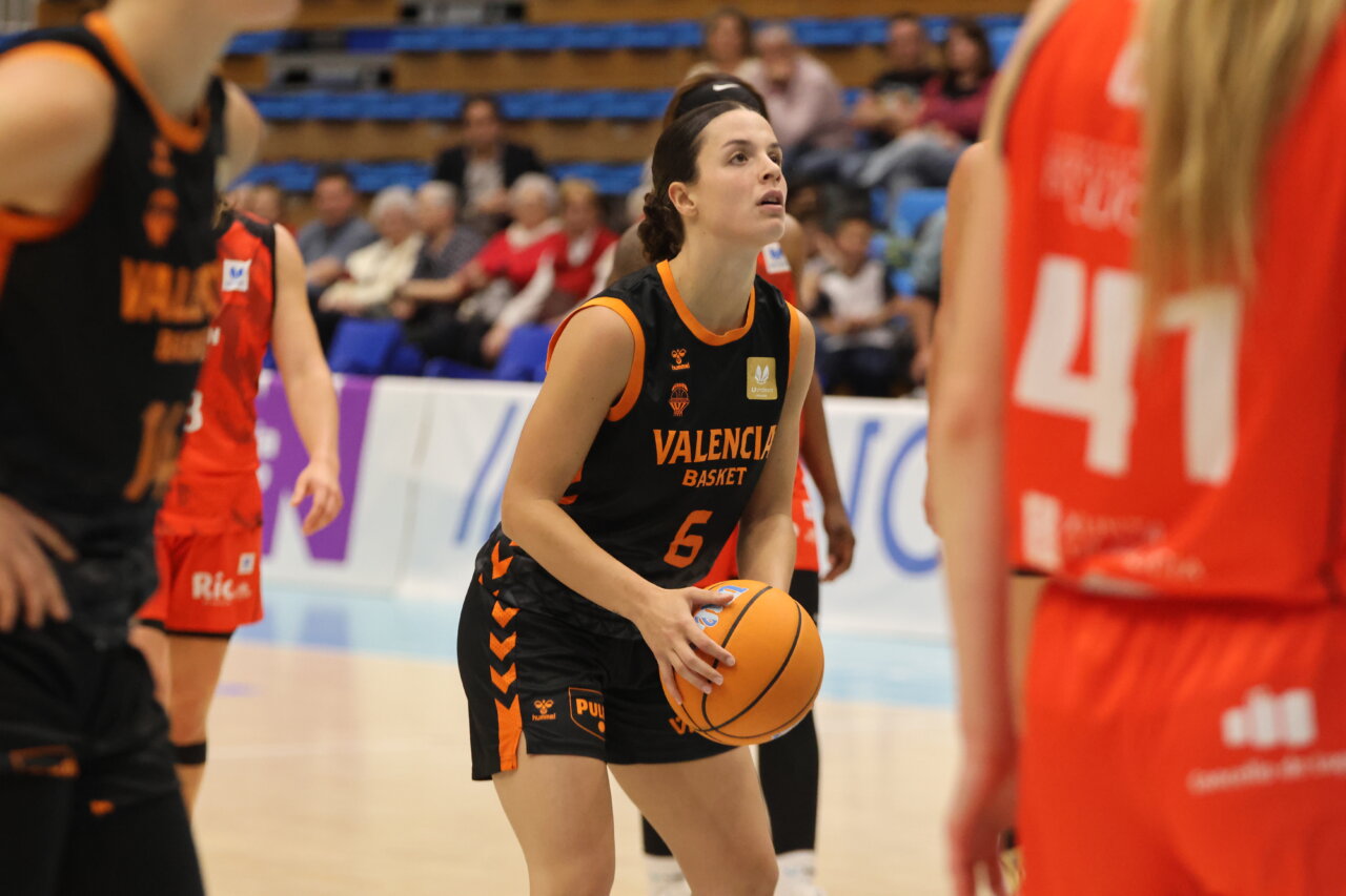 Jugadora de Valencia Basket preparándose para lanzar un tiro libre en un partido
