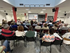 El Club de Historia Puçol ha cerrado el mes de mayo con tres actividades culturales vinculadas a la literatura, el patrimonio religioso y las visitas históricas, como antesala de la celebración de su 10º aniversario, que tendrá lugar durante la primera semana de junio. La programación de mayo ha incluido la presentación del libro ‘101 valencianos: ¿héroes o villanos?’, editado por la Fundación Solidaria Vinatea, una jornada dedicada al Santo Grial y una última visita guiada a la isla de Tabarca, prevista para el sábado 30 de mayo. La primera de las actividades se celebró el jueves 14 de mayo en La Barraca, con la presentación de ‘101 valencianos: ¿héroes o villanos?’. En la obra han participado siete integrantes del club entre los 101 autores: José Mª Tortajada, Ximo Soriano, Eduardo Bustamante, Pepe Sánchez, Ángel Torres, Isi Lucas y Sabín. El acto contó con 77 asistentes y permitió adquirir el libro antes de su presentación oficial en Valencia, prevista para junio. Esta actividad tendrá continuidad en junio con la presentación de ‘10 años de pasado, presente y futuro: X aniversario del Club de Historia Puçol’, un libro centrado en la trayectoria de la entidad. La publicación reúne textos de más de 50 colaboradores y cerca de 400 fotografías para reconstruir la primera década del club. El calendario literario seguirá además con un tercer proyecto ya en marcha. Una docena de mujeres del Club de Historia Puçol trabajan en ‘101 valencianas: ¿heroínas o villanas?’, una versión femenina que está previsto que vea la luz el próximo año. El jueves 21 de mayo, la charla mensual estuvo dedicada al Santo Grial, coincidiendo con la celebración del tercer Año Jubilar en Valencia. La presidenta de la Asociación El Camino del Santo Grial, Ana Mafé, abrió la velada con un recorrido guiado por la exposición ante 72 asistentes. Posteriormente, Mafé repasó la historia del Santo Cáliz de Valencia a partir de datos incluidos en su tesis doctoral y publicados en el libro ‘El Santo Grial’, que ya alcanza su octava edición. La sesión abordó documentos y datos científicos que, según la ponente, respaldan la autenticidad del cáliz conservado en la catedral de Valencia. La jornada incluyó también la intervención de José Antonio Planillo, guía oficial, que presentó las siete etapas del Camino del Santo Grial en la Comunitat Valenciana. Entre las novedades, explicó el trazado de la sexta jornada, que une Sagunto con Puçol y llega hasta Massamagrell a través de la costa, con el Mediterráneo y el Marjal dels Moros como elementos destacados del recorrido. La tercera actividad del mes será el viaje de un día a Tabarca, una visita que permitirá conocer una isla habitualmente asociada a su paisaje marino, pero también marcada por una historia vinculada a los ataques piratas en la costa mediterránea. El Club de Historia Puçol ha cerrado el mes de mayo con tres actividades culturales vinculadas a la literatura, el patrimonio religioso y las visitas históricas