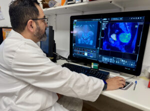El Hospital Doctor Peset de València estrena una cirugía molecular pionera en Europa para tumores de columna