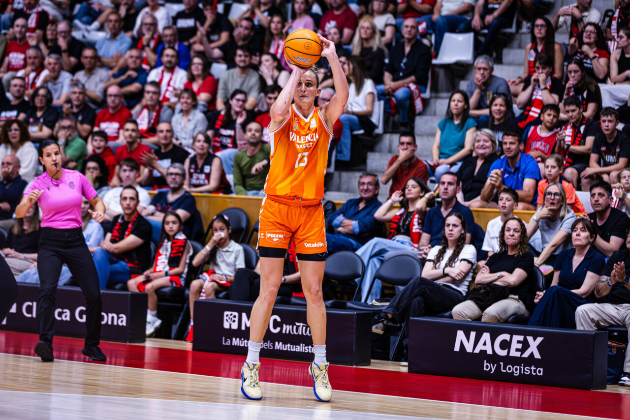 Jugadora de Valencia Basket lanzando a canasta en un partido emocionante