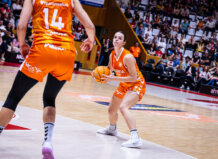 Valencia Basket sobrevive al infierno de Fontajau y alcanza su sexta final consecutiva Jugadora de Valencia Basket preparándose para lanzar en un partido contra Spar Girona.